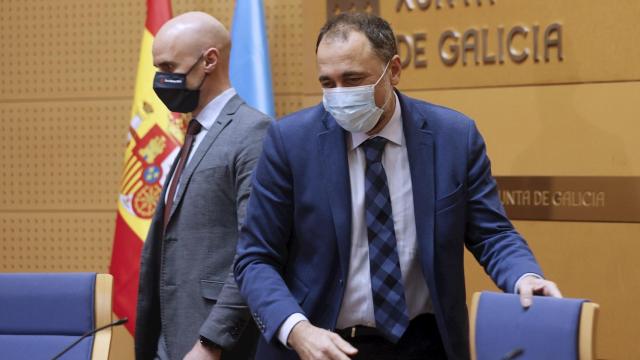 El consejero de Sanidad, Julio García Comesaña (d), junto al gerente del Servicio Gallego de Salud (Sergas), José Flores, en una rueda de prensa.