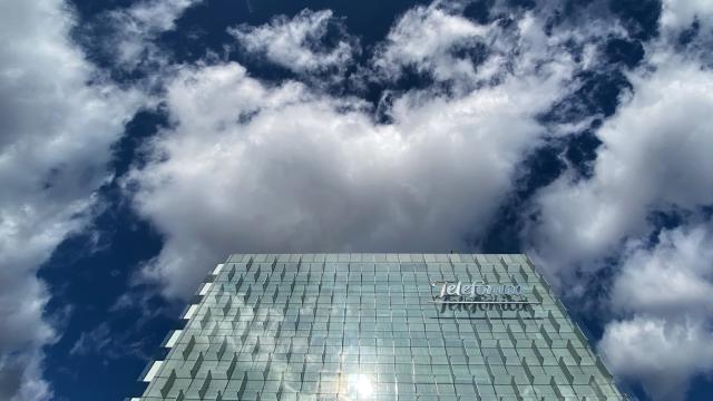 Una de las torres de la sede central de Telefónica en Madrid.