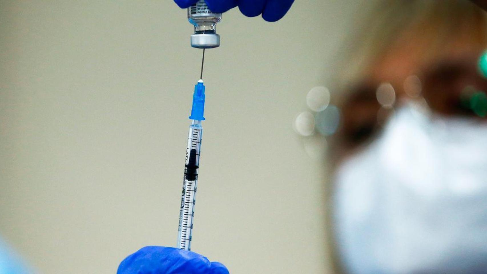 Un sanitario prepara una vacuna contra la Covid-19.