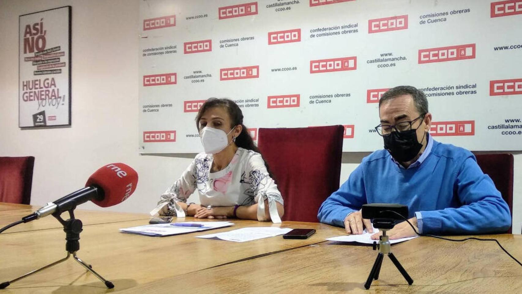 El secretario general de Comisiones Obreras de Castilla-La Mancha, Paco de la Rosa, y la secretaria general de CCOO Cuenca, María José Mesas
