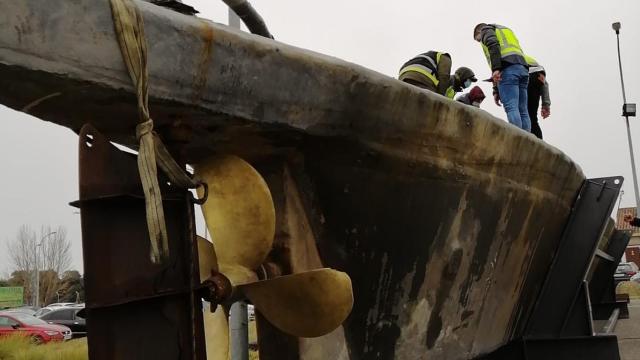 Agentes de la Policía Nacional supervisando por última vez la embarcación.