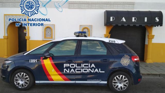Un coche de Policía Nacional frente al club 'París'