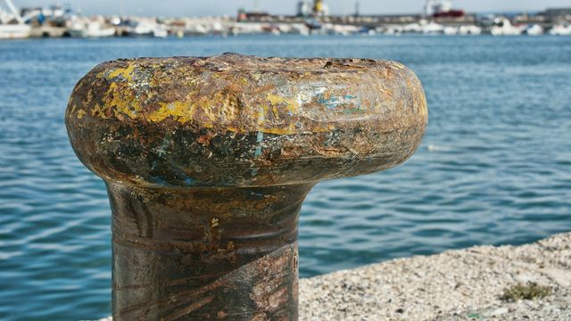 Un elemento portuario corroído por el mar. FOTO: Tony Cound (Pixabay)