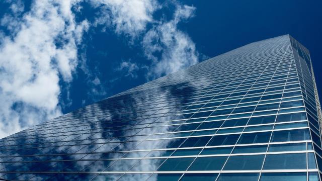 Imagen de un gran edificio de oficinas en Madrid.