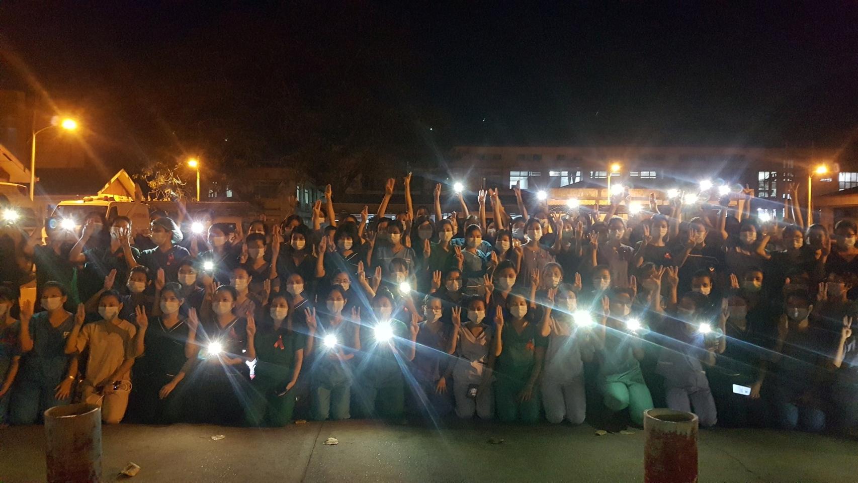 Sanitarios unidos contra los golpistas en Rangún, capital de Birmania.