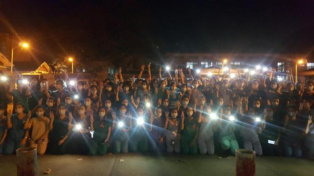 Sanitarios unidos contra los golpistas en Rangún, capital de Birmania.