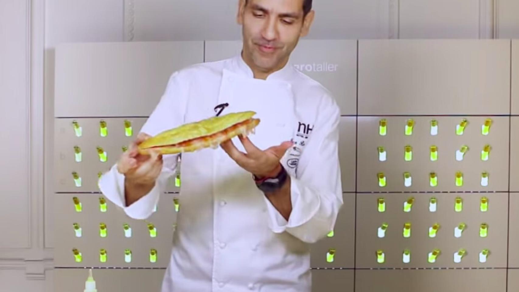 Roncero a punto de hincarle el diente a su bocadillo.