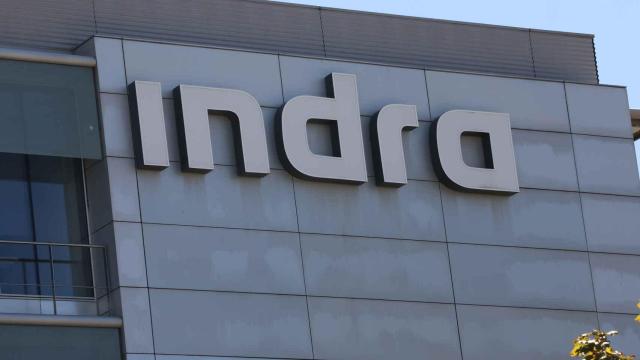 Detalle del rótulo de Indra en una de sus sedes.