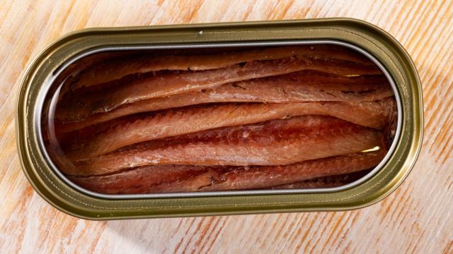 Una lata de anchoas abierta de par en par.
