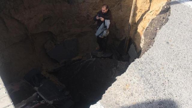 Un socavón en Majadahonda deja un herido leve tras precipitarse con su vehículo