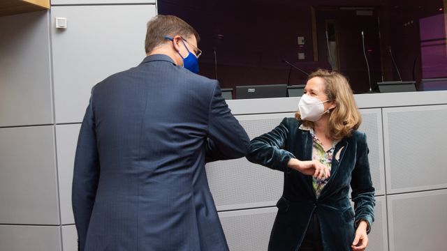 Nadia Calviño saluda al vicepresidente económico de la Comisión, Valdis Dombrovskis, durante su última visita a Bruselas.