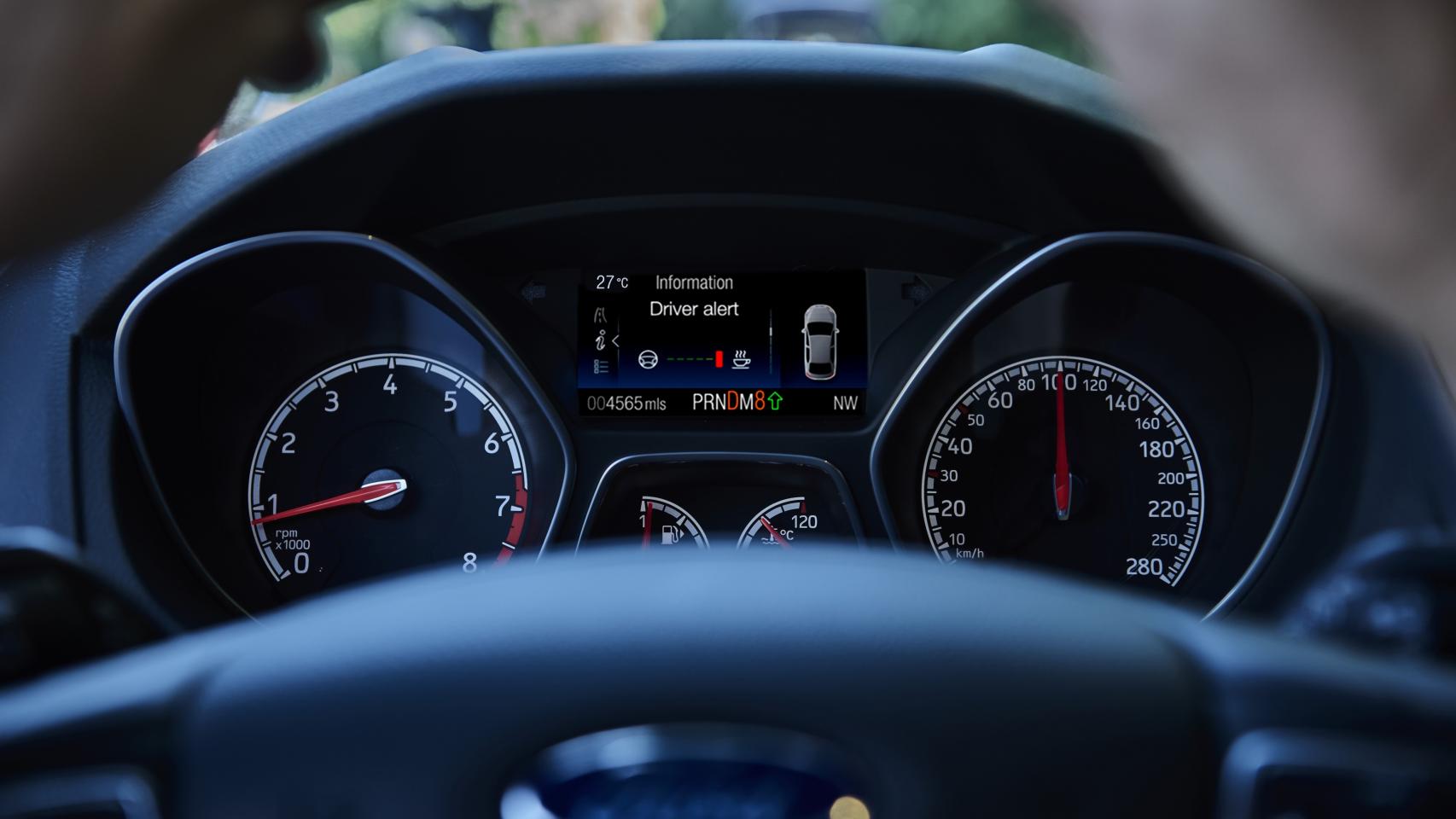 Imagen al volante de un coche.