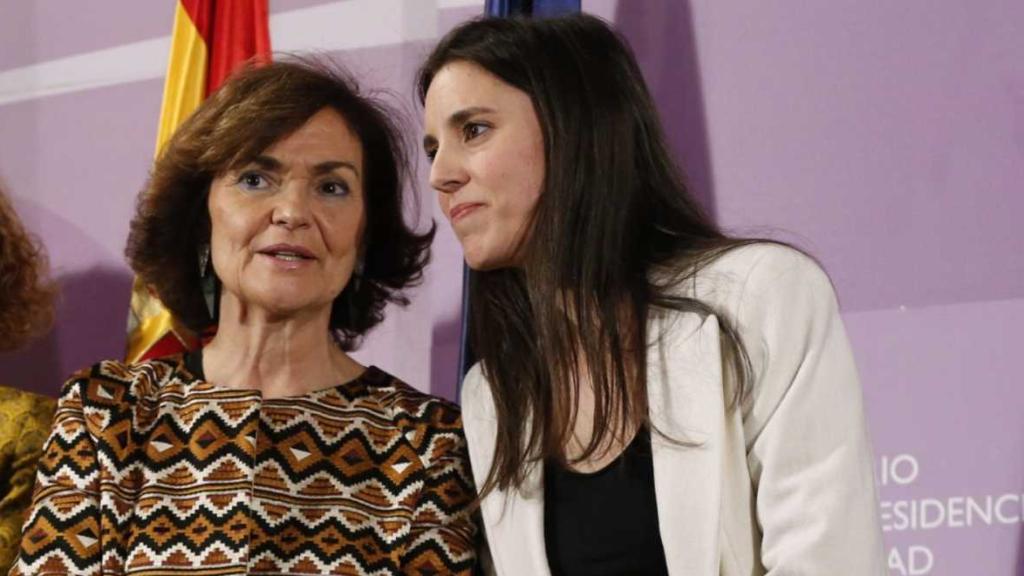 La ministra de Igualdad, Irene Montero, junto a la exvicepresidenta Carmen Calvo.