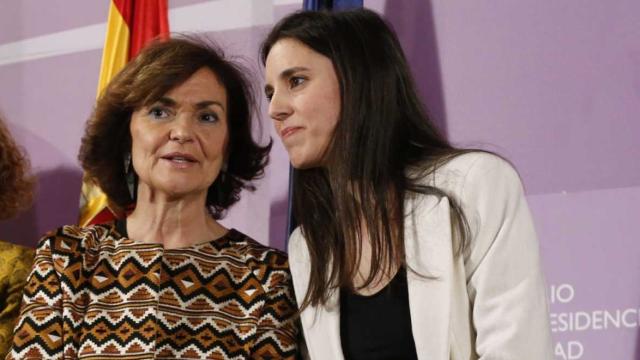 La ministra de Igualdad, Irene Montero, junto a la exvicepresidenta Carmen Calvo.