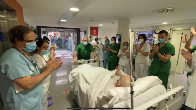 Salida de la UCI de un paciente con COVID-19 en una imagen de archivo.