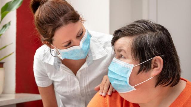 Una persona con discapacidad es atendida en un centro en una foto de archivo.