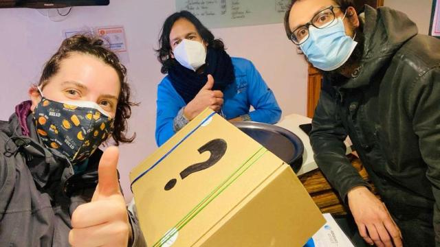 Los chefs de A Horta do Obradoiro entregando una de sus cajas sorpresa.