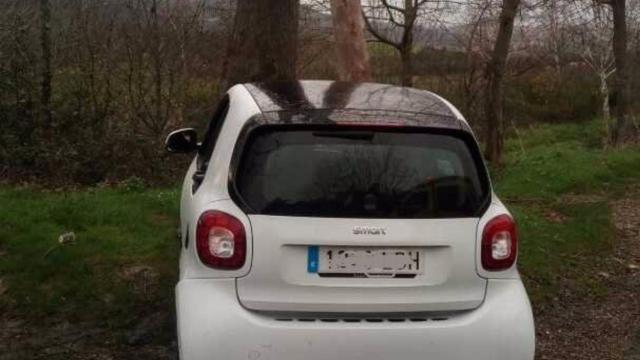 Vehículo cuyo conductor chocó contra un poste cuando se encontraba bajo los efectos del alcohol.