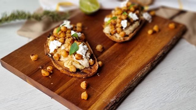 Tosta de hummus, garbanzos fritos y queso,