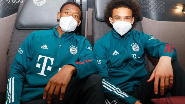 Alaba y Sané, en el avión rumbo a Catar