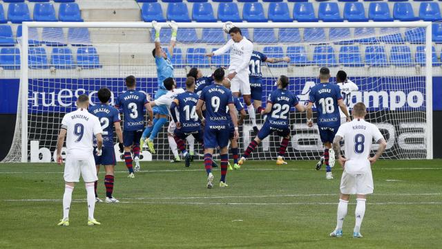 Varane supera a la defensa del Huesca y remata a gol