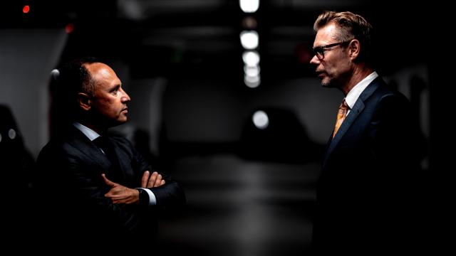 Dos ejecutivos conversando.