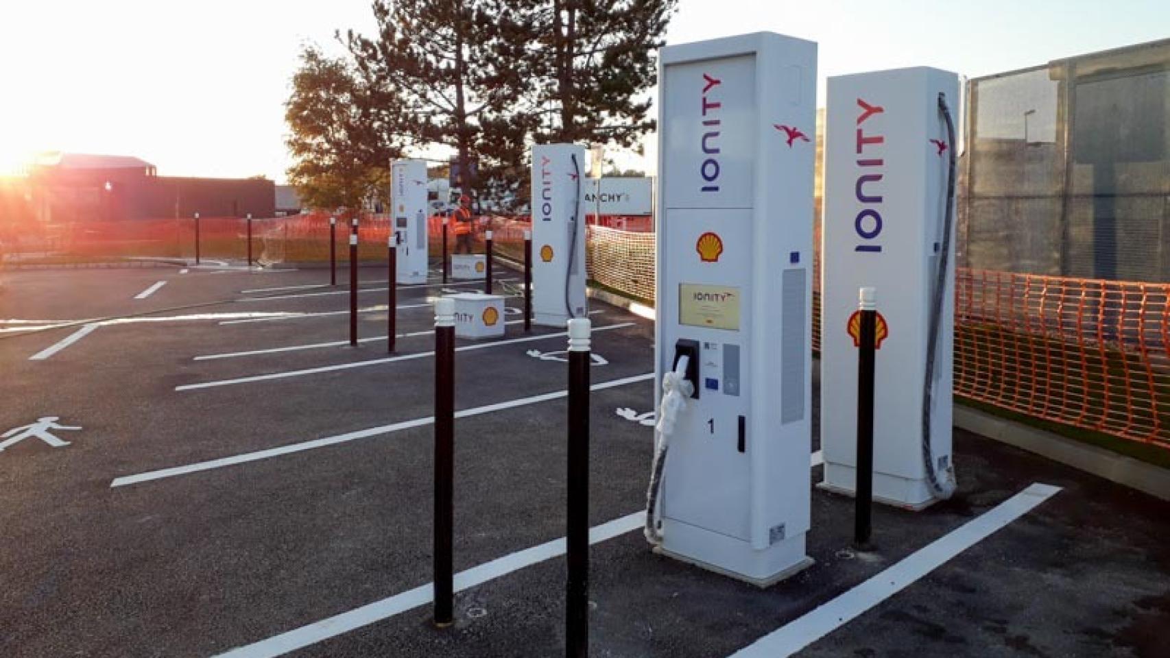 Imagen de unos cargadores de coche eléctrico.