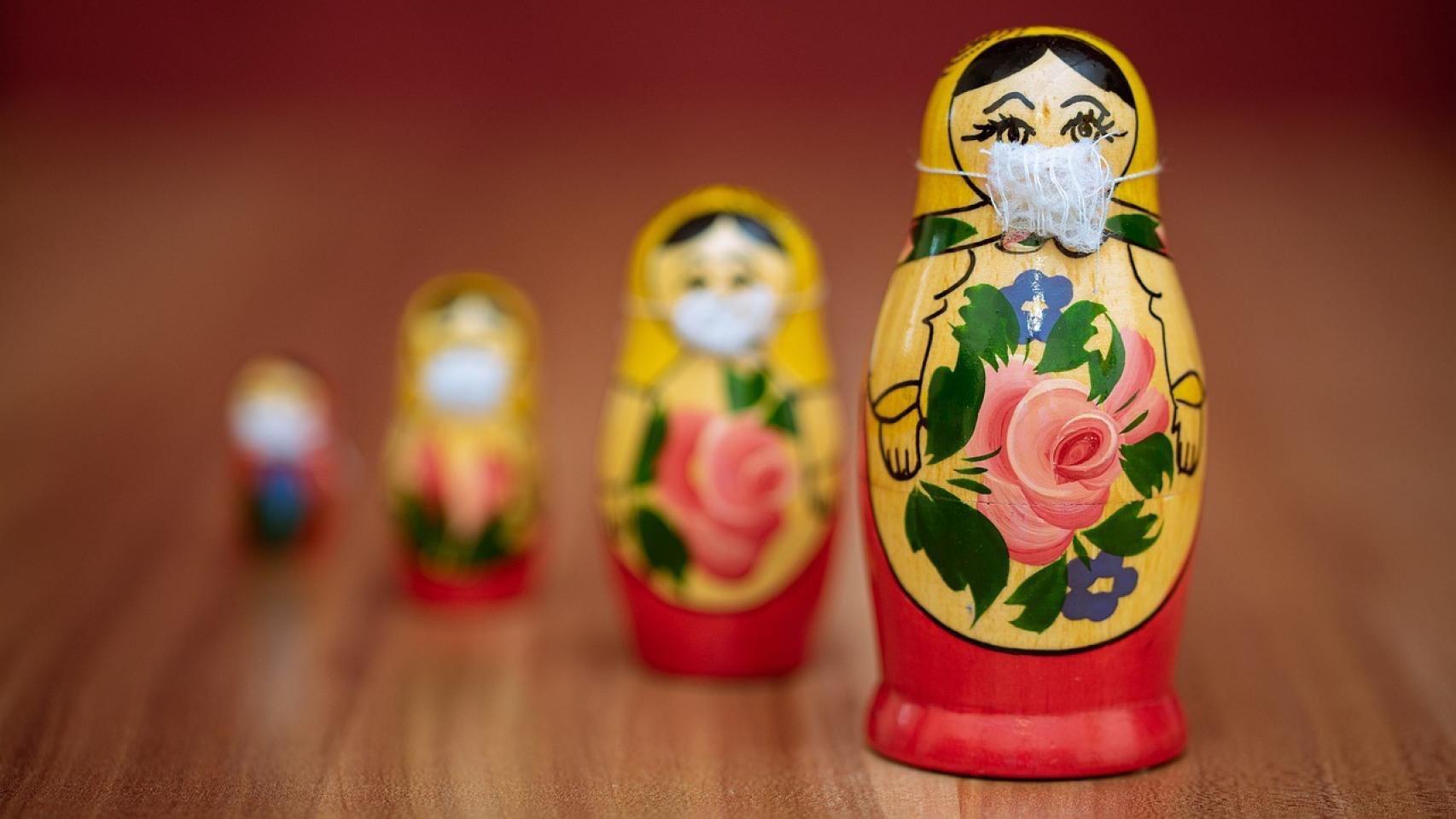 Unas muñecas rusas con mascarilla.