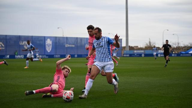 Sergio Santos se lanza al césped del Estadio Balear para tratar de robar un balón a un jugador del Atlético Baleares. Foto: Twitter (@atleticbalears)