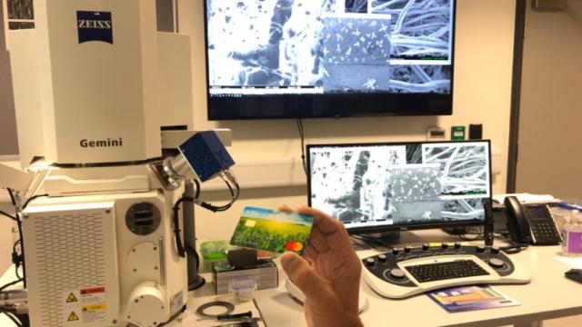 Proceso de fabricación de tarjetas sostenibles.