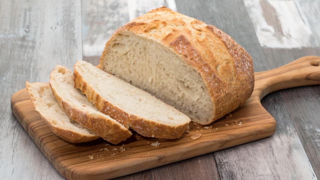 Unos trozos de pan blanco cortados.