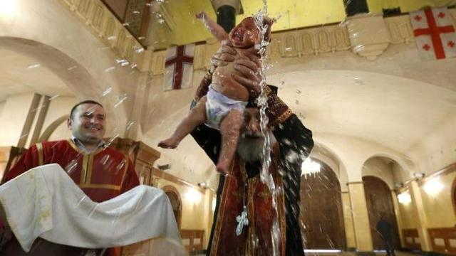 Un bautizo ortodoxo en imágenes de archivo.