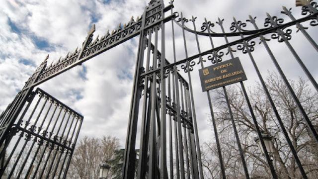 Puerta Sáinz de Baranda del Parque de El Retiro que conecta con la biblioteca pública. Europa Press