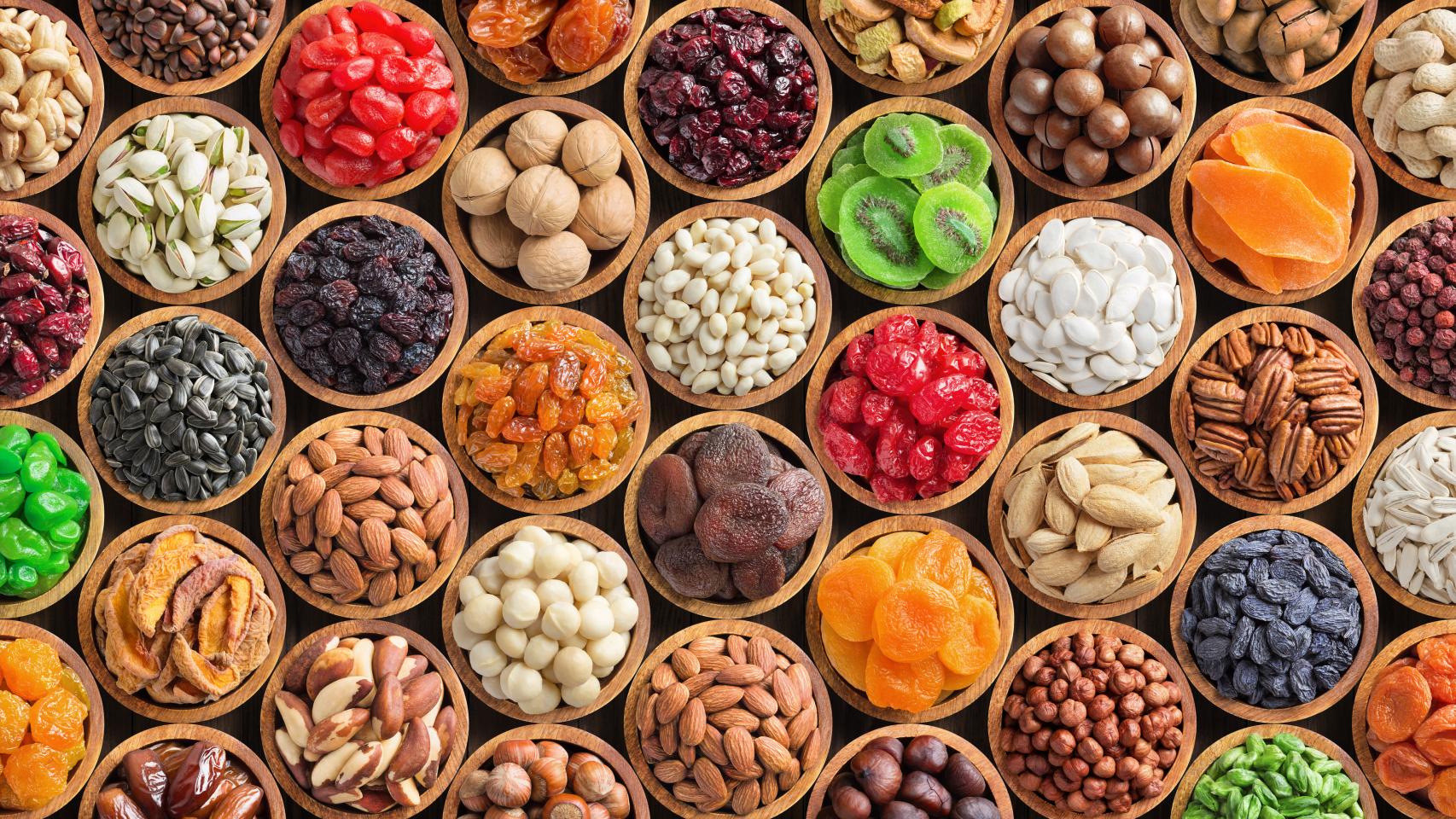 Varios cuencos con frutas desecadas y frutos secos.