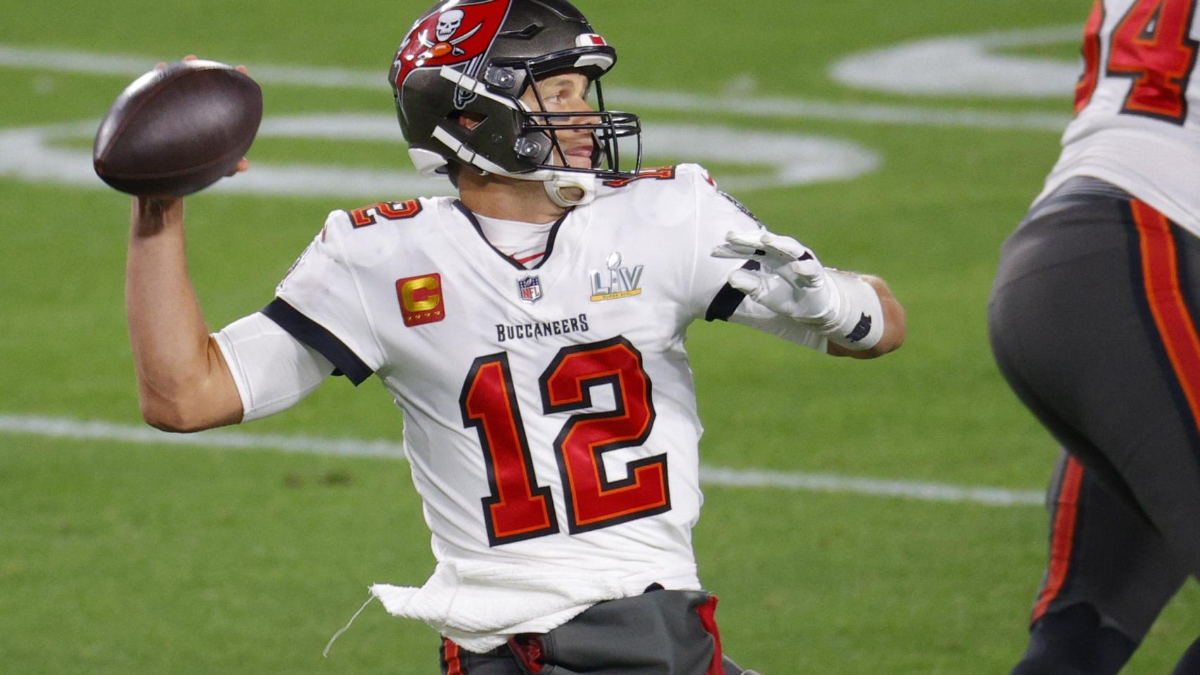 Tom Brady lanzando el balón en busca de un compañero