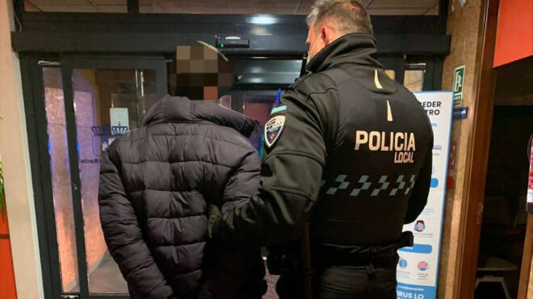 El detenido junto a un agente. Foto: Policía Local Toledo