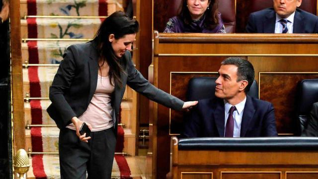 La ministra de Igualdad, Irene Montero, saluda a Pedro Sánchez en el Congreso.