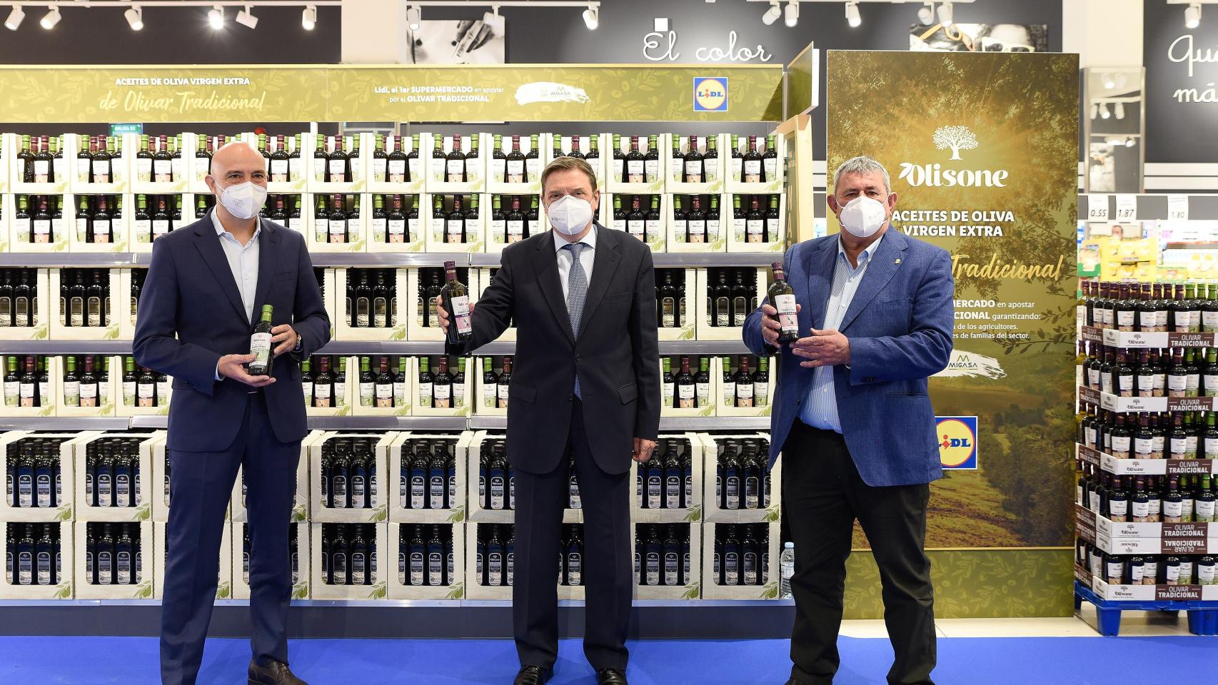 De izquierda a derecha: Claus Grande, director general de Lidl España; Luis Planas, ministro de Agricultura, Pesca y Alimentación; Lorenzo Ramos, secretario general de la UPA