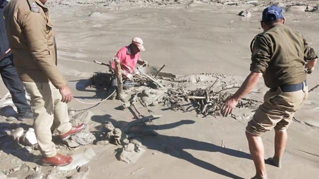 Las labores de rescate tras la inundación.