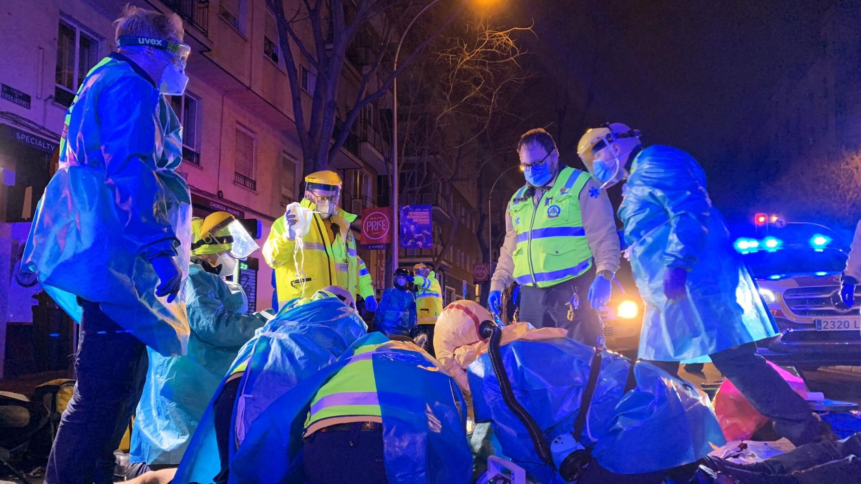 Le servicios de Emergencias de Madrid intentando reanimar al repartidor de Glovo fallecido.