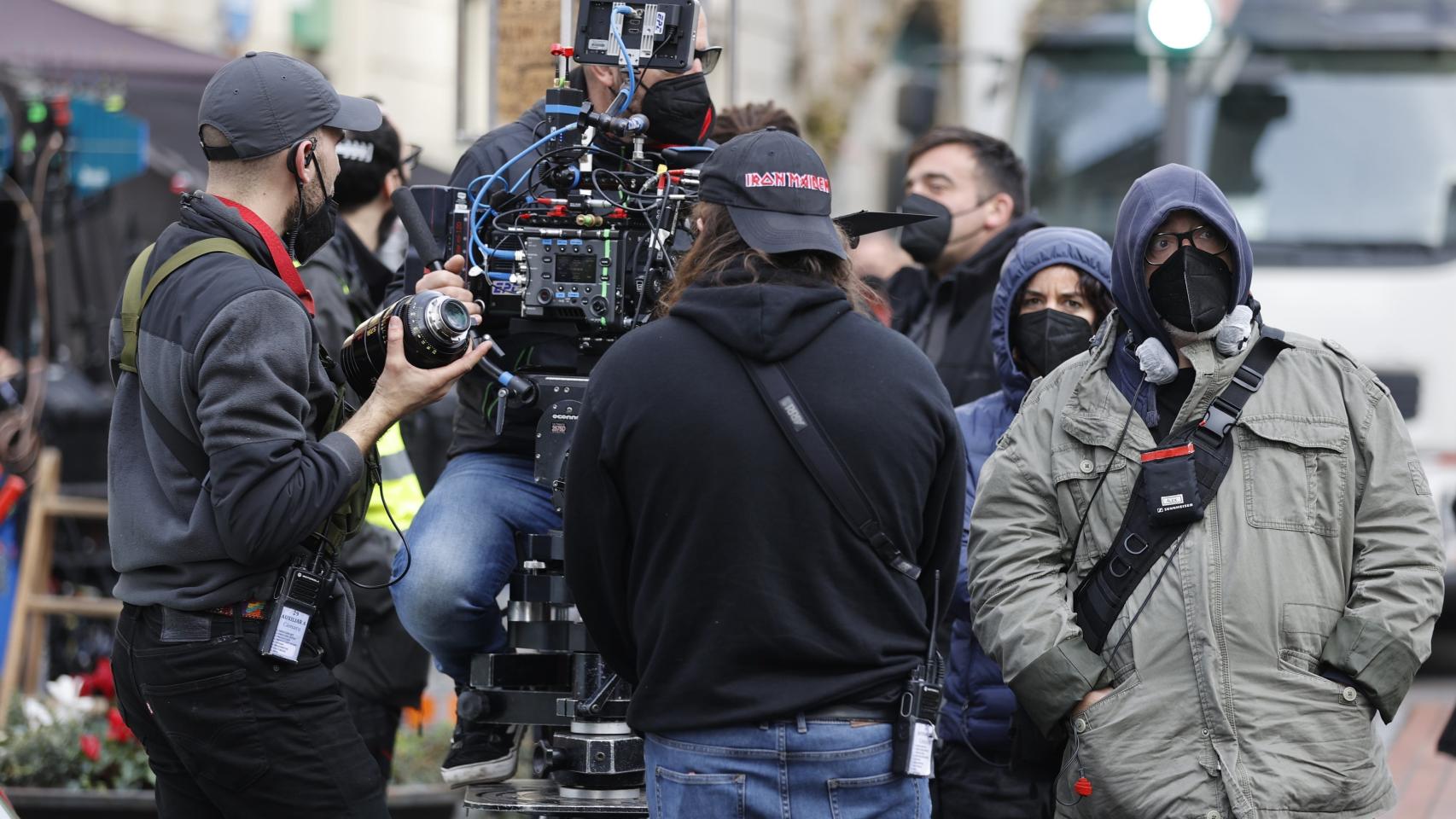 El cineasta bilbaíno Alex de la Iglesia (d) dirige el rodaje del largometraje 'El cuarto pasajero'.