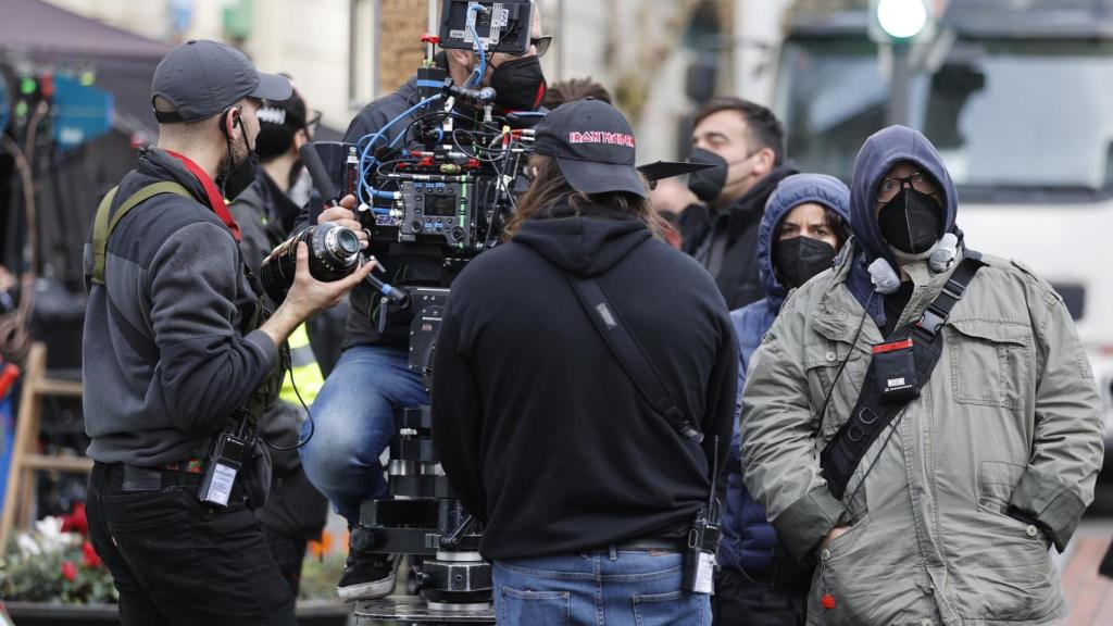 El cineasta bilbaíno Alex de la Iglesia (d) dirige el rodaje del largometraje 'El cuarto pasajero'.
