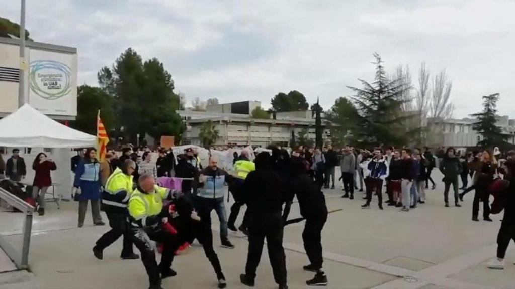 Ataque de independentistas radicales a una carpa de S'ha Acabat! en la UAB.