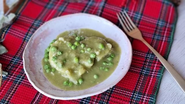 Coliflor en salsa de puerro con guisantes