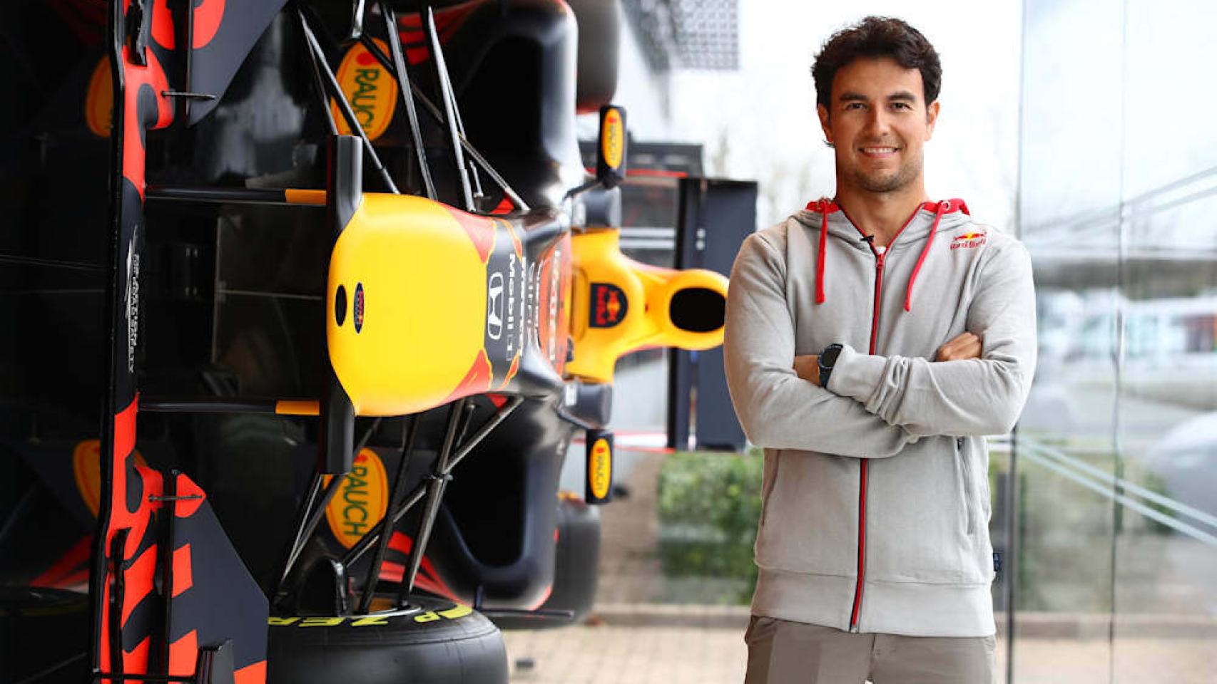 Sergio Pérez, en la fábrica de Red Bull Racing. Foto: redbull.com