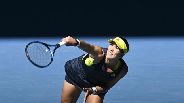 Muguruza, al saque durante su estreno en el Abierto de Australia.