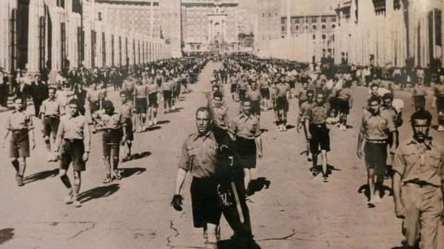 Los 'escamots' de ERC desfilan en Montjuic, en 1933, vestidos a la moda nacionalsocialista.