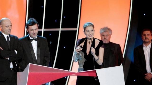 Emma Lustres recogiendo el Goya por Celda 211.