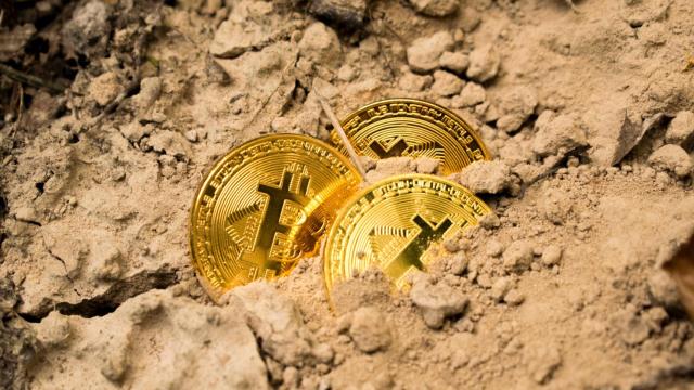 Montaje de unas monedas de bitcoin como un mineral.