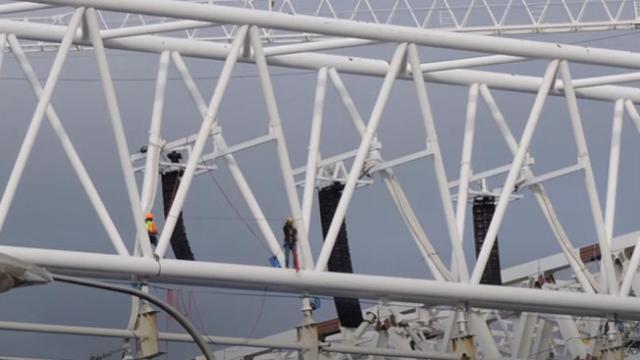 El trabajo en las alturas de las obras del Santiago Bernabéu